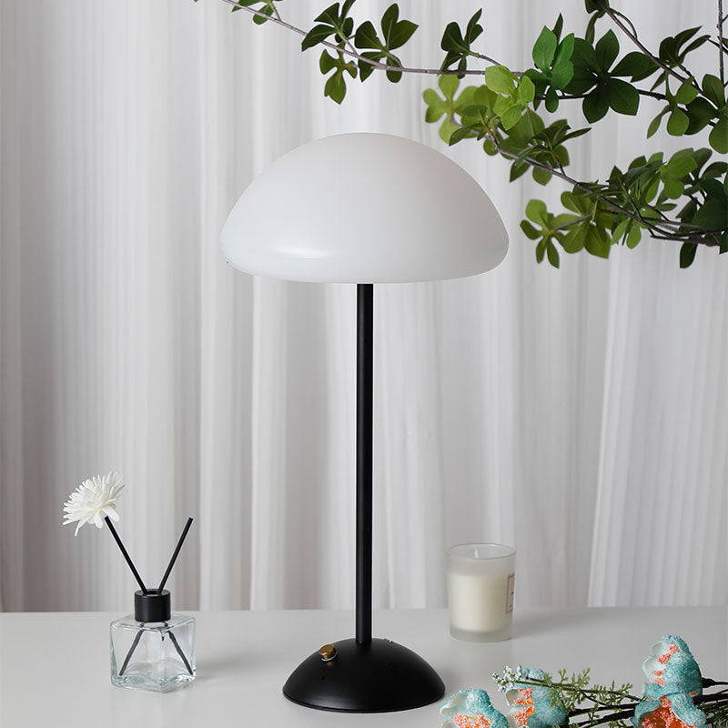 Lampe de table LED contemporaine en forme de champignon rond avec cadre en fer et abat-jour en ABS pour chambre à coucher 