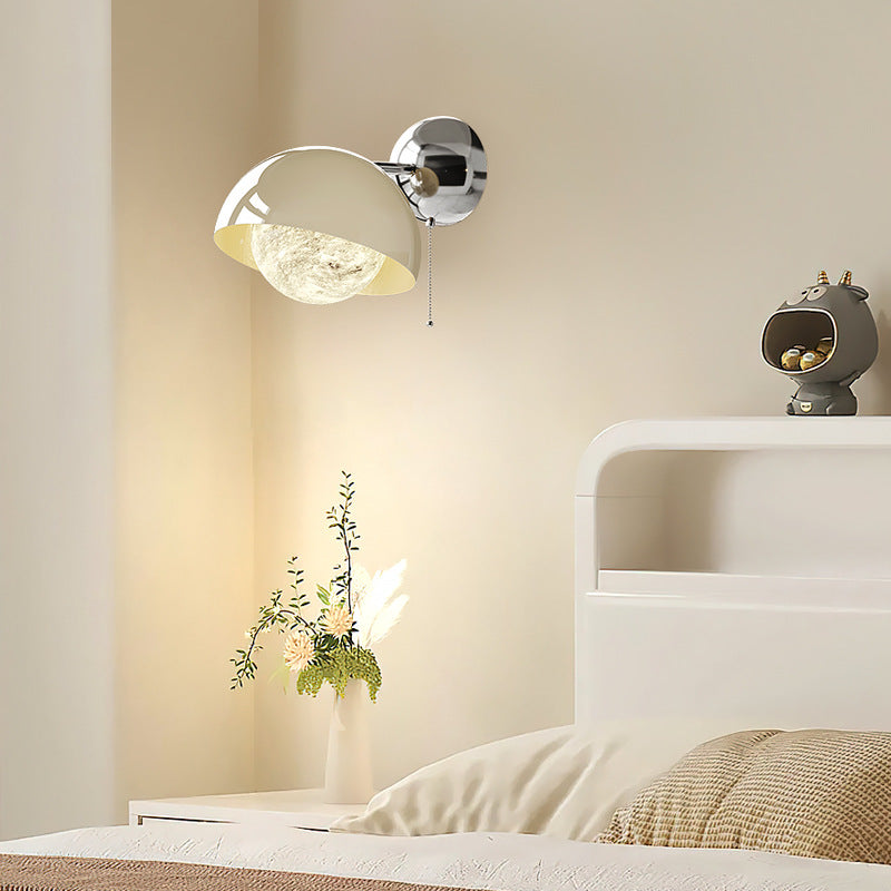 Zeitgenössische kreative Kuppel Halbrundkugel Eisen PE Mondschirm LED Wandleuchte für Schlafzimmer 