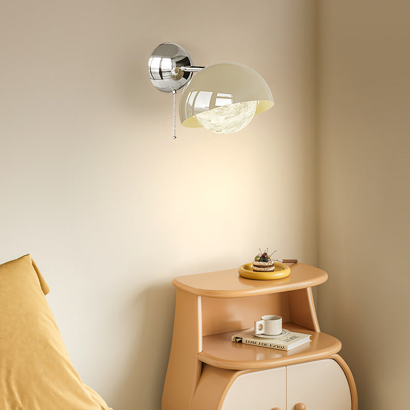 Zeitgenössische kreative Kuppel Halbrundkugel Eisen PE Mondschirm LED Wandleuchte für Schlafzimmer 