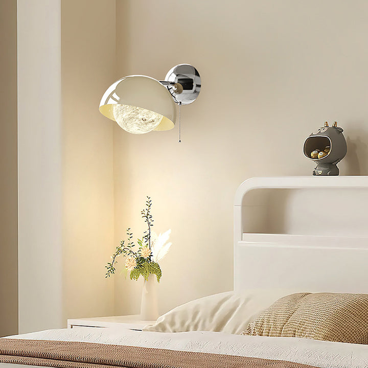 Zeitgenössische kreative Kuppel Halbrundkugel Eisen PE Mondschirm LED Wandleuchte für Schlafzimmer 