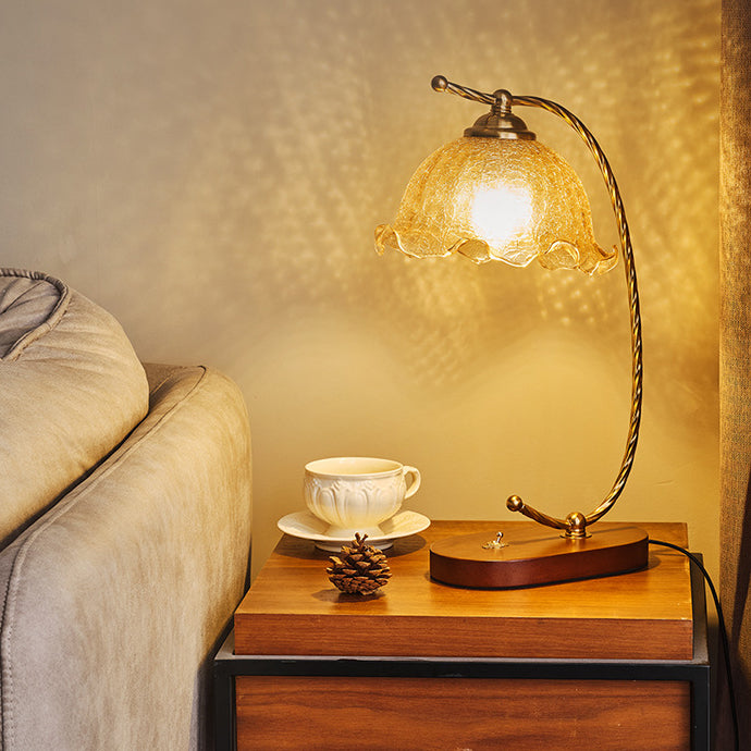 Traditionelle Vintage-Oval-Holzbasis Metall-Blumenglas-Schirm 1-Licht-Tischlampe für Schlafzimmer 