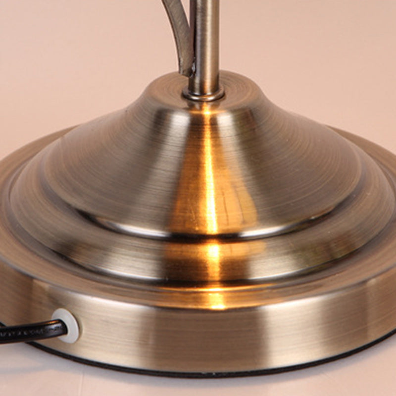Traditionelle Tiffany Tischlampe mit rundem Kuppeldach, gebogenem Stangenfuß, Hardware-Basis und Buntglasschirm, 1-Licht für das Schlafzimmer 