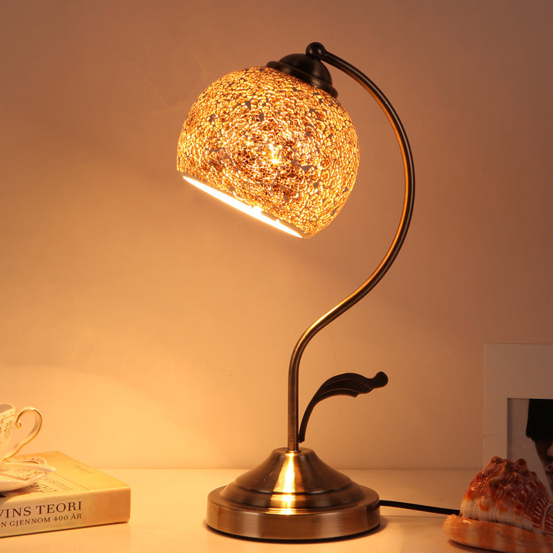 Traditionelle Tiffany Tischlampe mit rundem Kuppeldach, gebogenem Stangenfuß, Hardware-Basis und Buntglasschirm, 1-Licht für das Schlafzimmer 