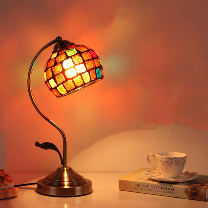 Traditionelle Tiffany Tischlampe mit rundem Kuppeldach, gebogenem Stangenfuß, Hardware-Basis und Buntglasschirm, 1-Licht für das Schlafzimmer 