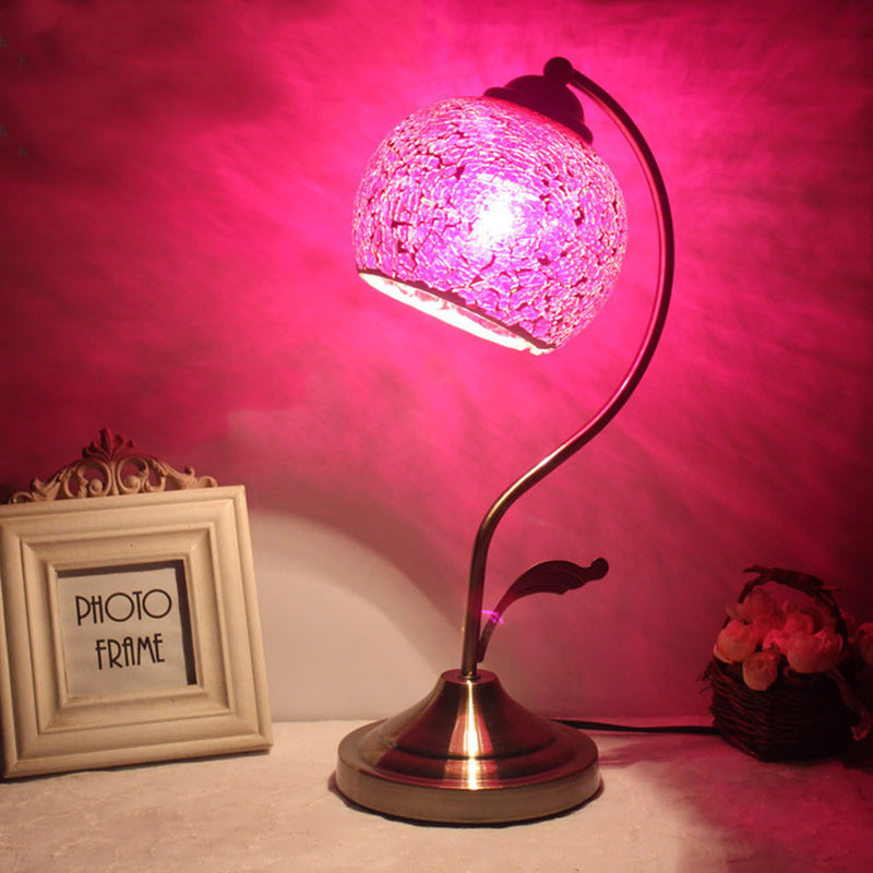 Traditionelle Tiffany Tischlampe mit rundem Kuppeldach, gebogenem Stangenfuß, Hardware-Basis und Buntglasschirm, 1-Licht für das Schlafzimmer 