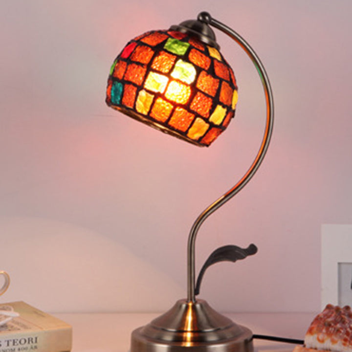 Traditionelle Tiffany Tischlampe mit rundem Kuppeldach, gebogenem Stangenfuß, Hardware-Basis und Buntglasschirm, 1-Licht für das Schlafzimmer 