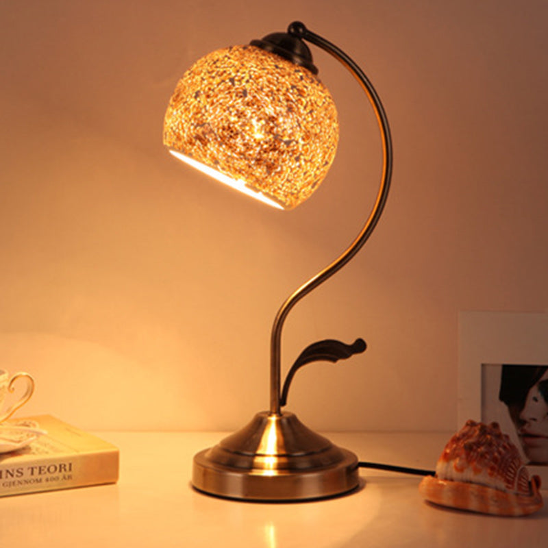 Traditionelle Tiffany Tischlampe mit rundem Kuppeldach, gebogenem Stangenfuß, Hardware-Basis und Buntglasschirm, 1-Licht für das Schlafzimmer 