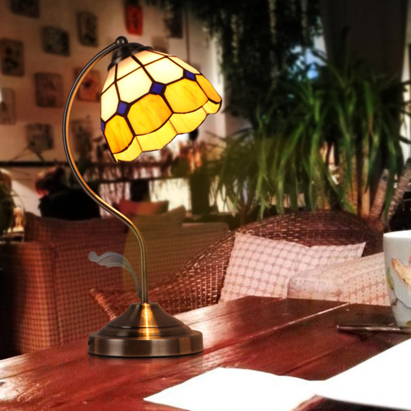 Lámpara de Mesa de Vidrio Tiffany Tradicional con Base de Hardware en Forma de Flor y Poste Curvado de 1 Luz para Dormitorio 