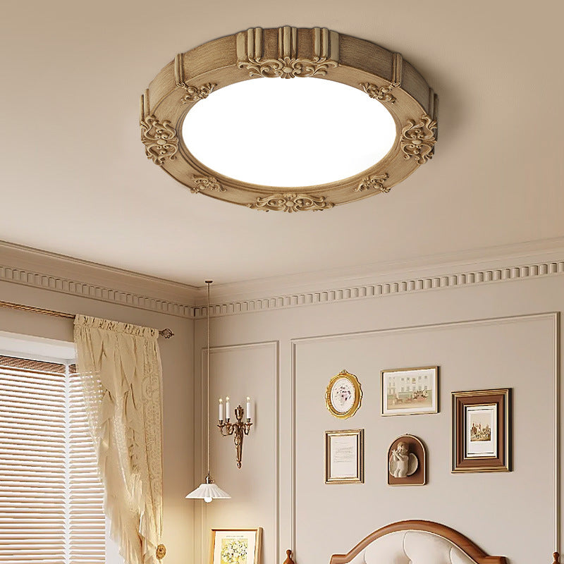 Traditionelle französische runde geschnitzte Blumen Eisenharz Acryl LED Deckenleuchte für Schlafzimmer 
