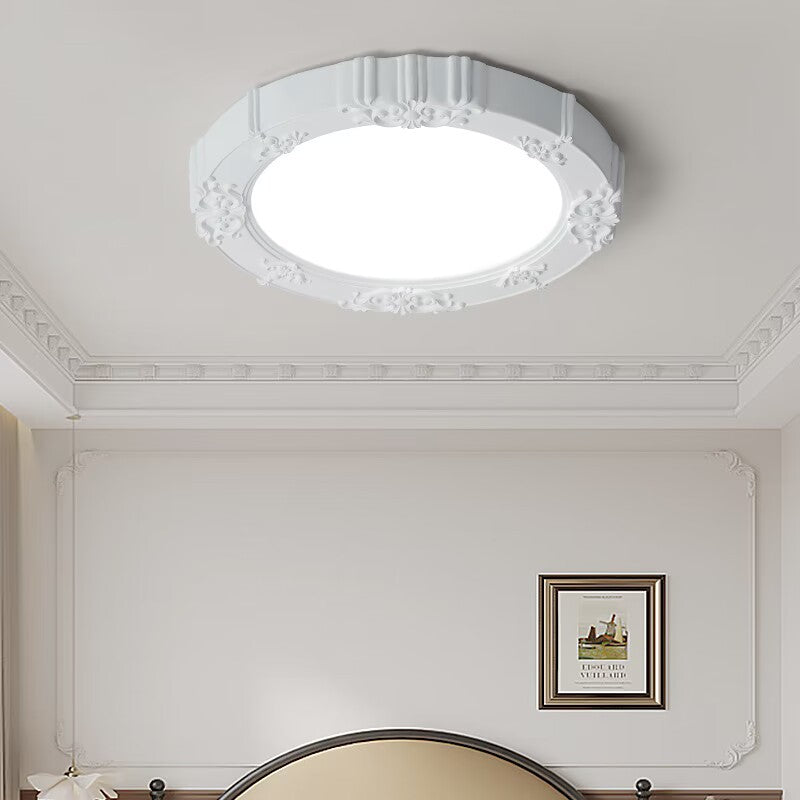 Traditionelle französische runde geschnitzte Blumen Eisenharz Acryl LED Deckenleuchte für Schlafzimmer 