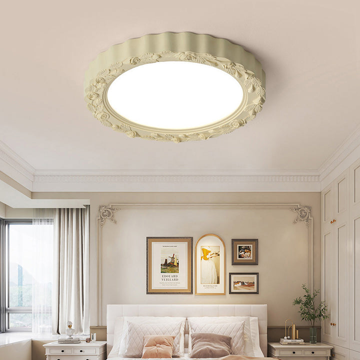 Traditionelle französische runde geschnitzte Blumen Eisenharz Acryl LED Deckenleuchte für Schlafzimmer 