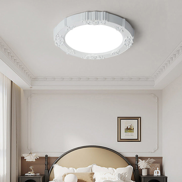 Traditionelle französische runde geschnitzte Blumen Eisenharz Acryl LED Deckenleuchte für Schlafzimmer 