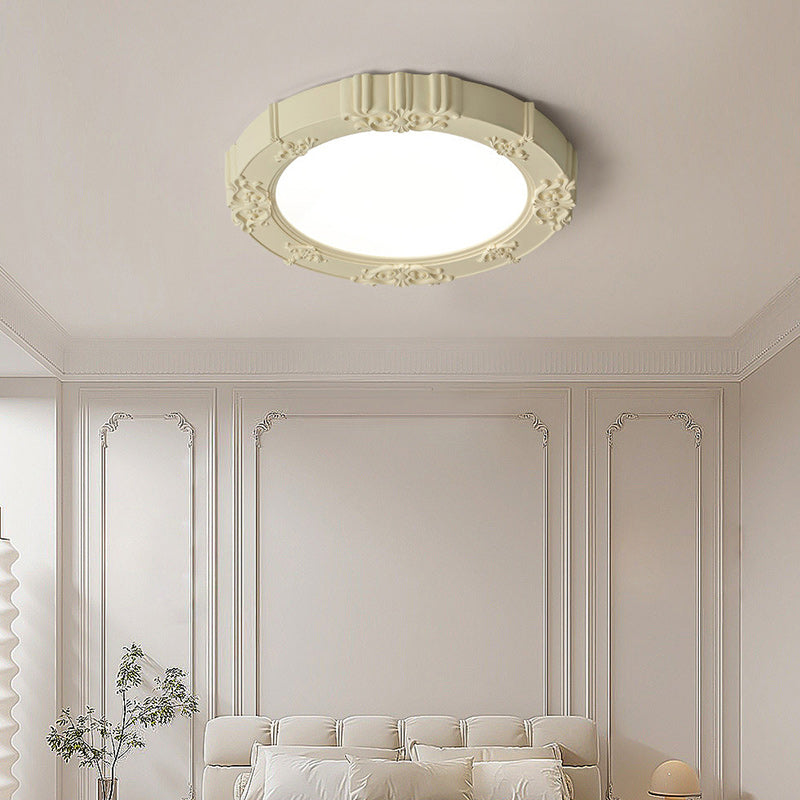 Traditionelle französische runde geschnitzte Blumen Eisenharz Acryl LED Deckenleuchte für Schlafzimmer 