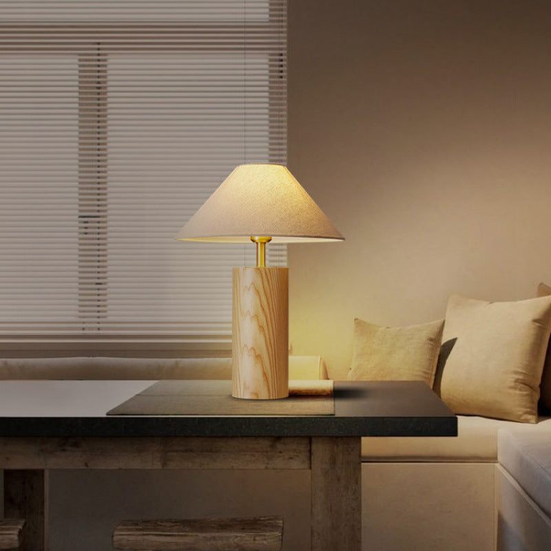 Lampe de table à 1 lumière avec base en bois massif trapézoïdale cylindrique japonaise traditionnelle, cadre en laiton et abat-jour en tissu pour chambre 