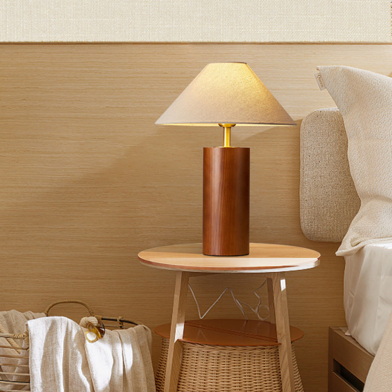 Lampe de table à 1 lumière avec base en bois massif trapézoïdale cylindrique japonaise traditionnelle, cadre en laiton et abat-jour en tissu pour chambre 