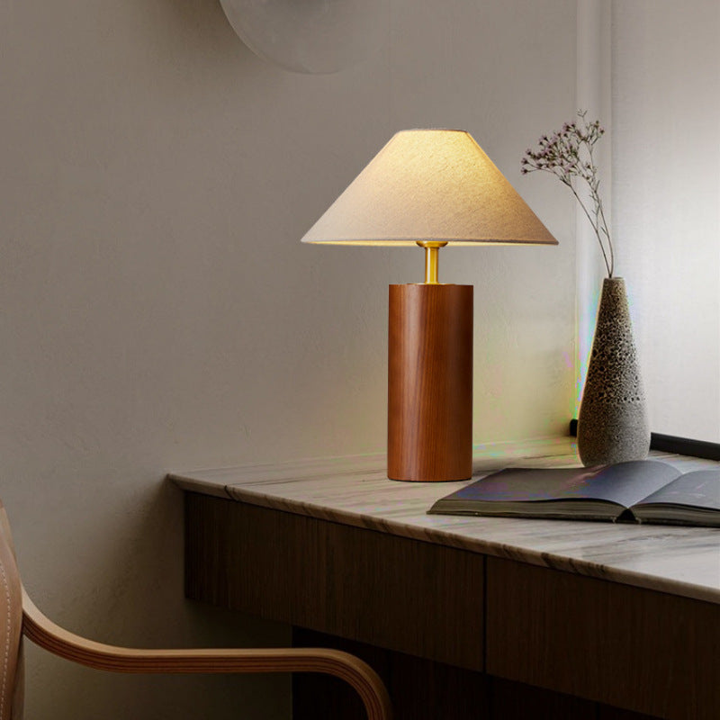 Lampe de table à 1 lumière avec base en bois massif trapézoïdale cylindrique japonaise traditionnelle, cadre en laiton et abat-jour en tissu pour chambre 
