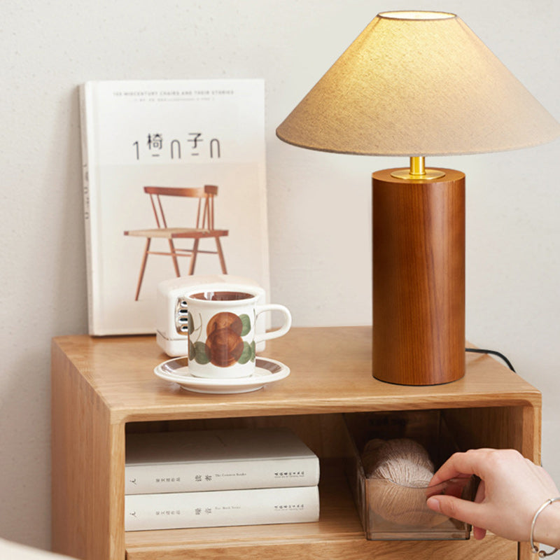 Lampe de table à 1 lumière avec base en bois massif trapézoïdale cylindrique japonaise traditionnelle, cadre en laiton et abat-jour en tissu pour chambre 