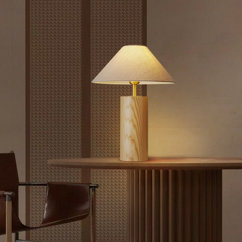 Lampe de table à 1 lumière avec base en bois massif trapézoïdale cylindrique japonaise traditionnelle, cadre en laiton et abat-jour en tissu pour chambre 