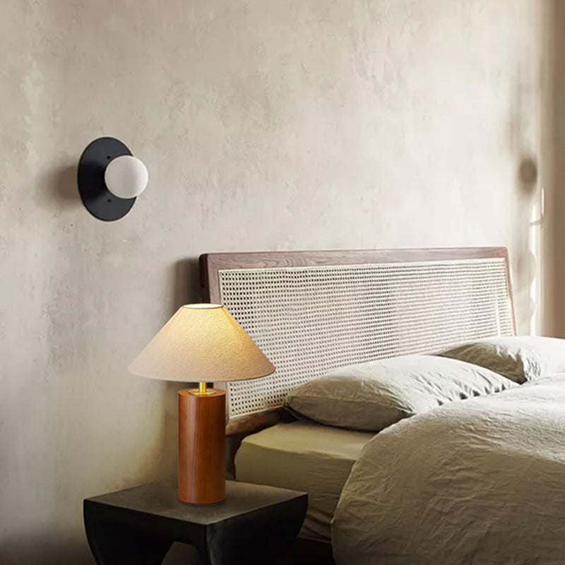 Lampe de table à 1 lumière avec base en bois massif trapézoïdale cylindrique japonaise traditionnelle, cadre en laiton et abat-jour en tissu pour chambre 