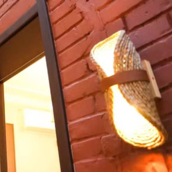 Traditionelle japanische ovale handgefertigte Rattan-Wandleuchte mit 2 Lichtern für das Wohnzimmer 