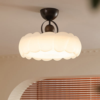 Moderne Mid-Century runde Blütenblattform Eisenrahmen Acrylschirm LED Semi-Flush-Mount-Deckenleuchte für das Wohnzimmer 