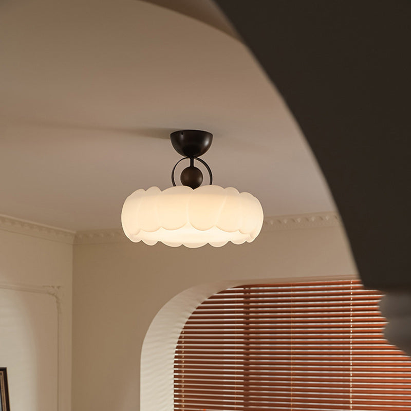 Moderne Mid-Century runde Blütenblattform Eisenrahmen Acrylschirm LED Semi-Flush-Mount-Deckenleuchte für das Wohnzimmer 