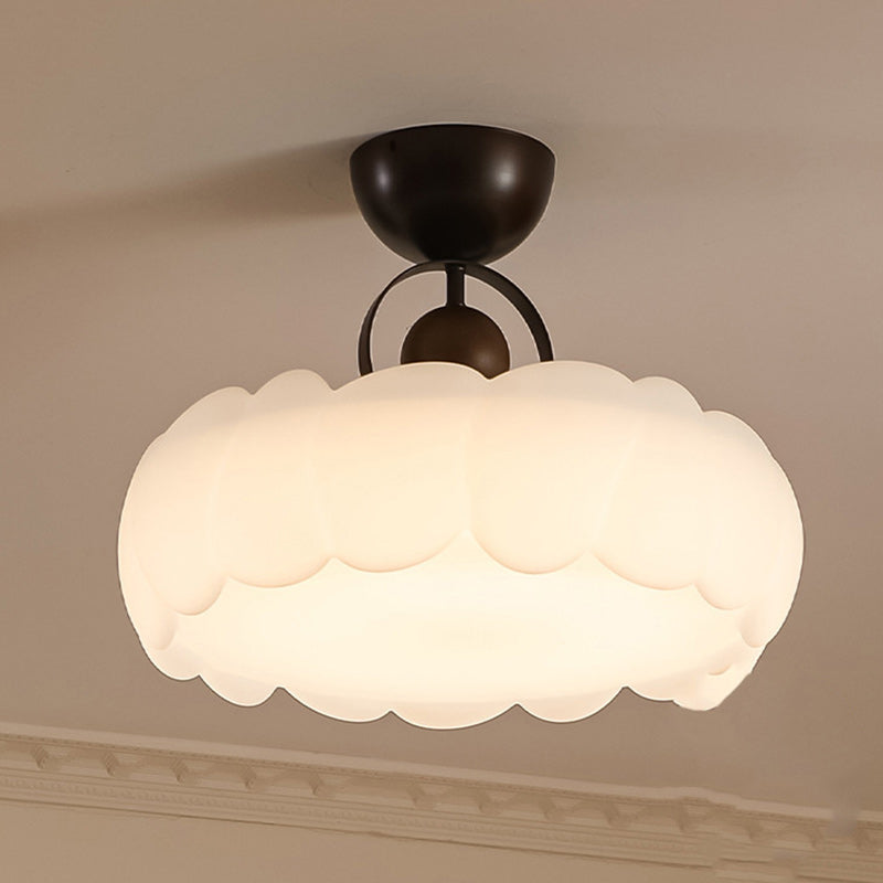 Moderne Mid-Century runde Blütenblattform Eisenrahmen Acrylschirm LED Semi-Flush-Mount-Deckenleuchte für das Wohnzimmer 