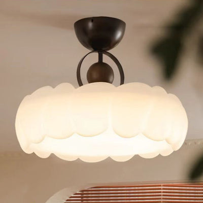 Moderne Mid-Century runde Blütenblattform Eisenrahmen Acrylschirm LED Semi-Flush-Mount-Deckenleuchte für das Wohnzimmer 