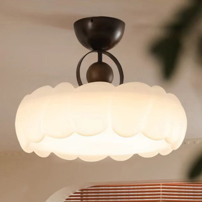 Moderne Mid-Century runde Blütenblattform Eisenrahmen Acrylschirm LED Semi-Flush-Mount-Deckenleuchte für das Wohnzimmer 