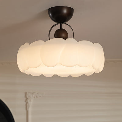 Moderne Mid-Century runde Blütenblattform Eisenrahmen Acrylschirm LED Semi-Flush-Mount-Deckenleuchte für das Wohnzimmer 