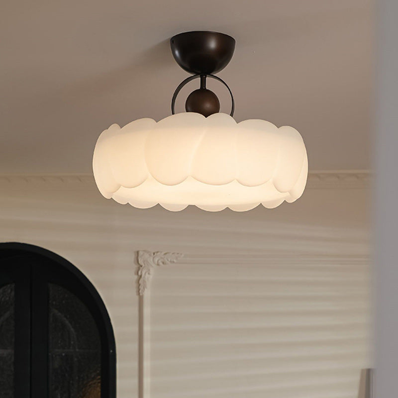 Moderne Mid-Century runde Blütenblattform Eisenrahmen Acrylschirm LED Semi-Flush-Mount-Deckenleuchte für das Wohnzimmer 