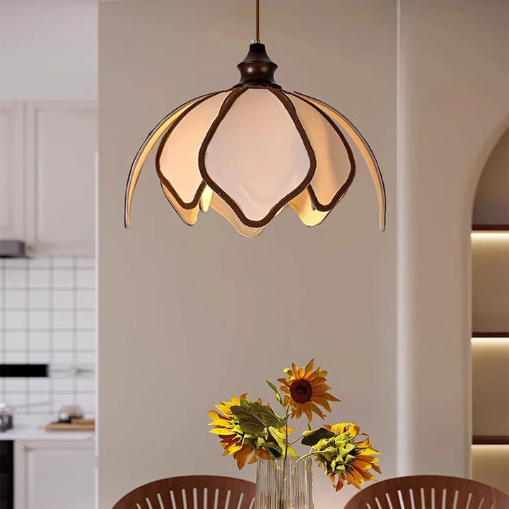 Traditionelle französische mehrschichtige Blütenblattstoffschirm Holz 1-Licht Pendelleuchte für Wohnzimmer 