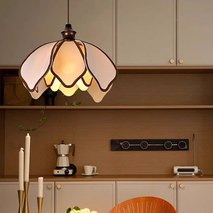 Pantalla de tela de pétalos multicapa tradicional francesa de madera de 1 luz para sala de estar 