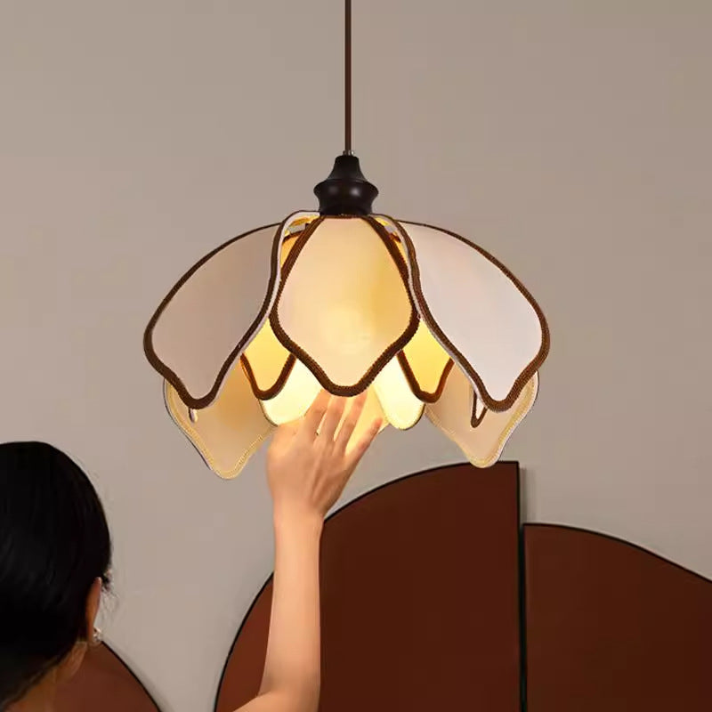 Traditionelle französische mehrschichtige Blütenblattstoffschirm Holz 1-Licht Pendelleuchte für Wohnzimmer 