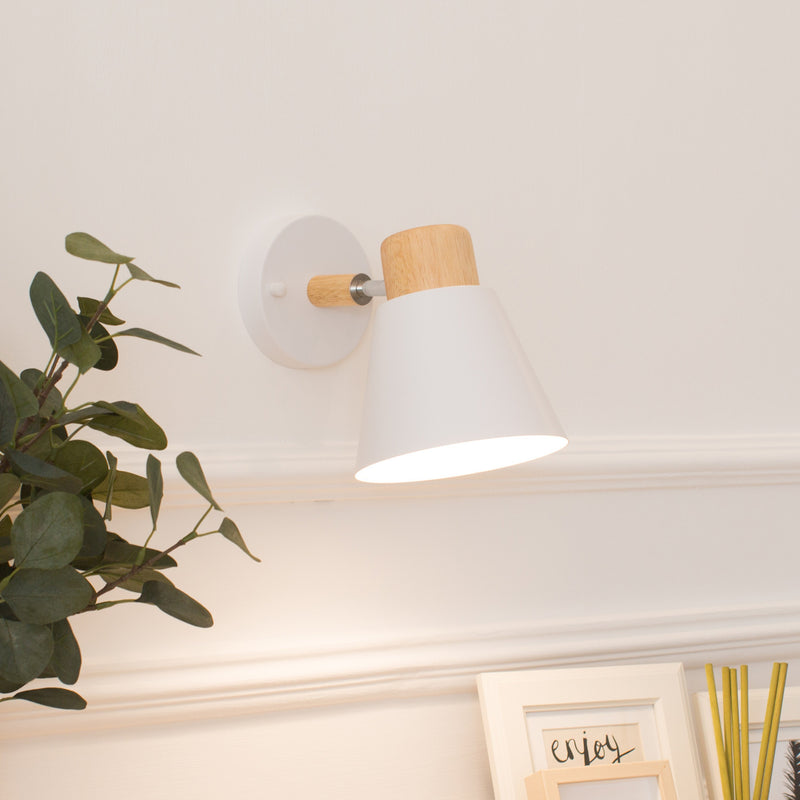 Moderne minimalistische runde Hornform Holz Eisen 1-Licht Wandleuchte für Schlafzimmer 