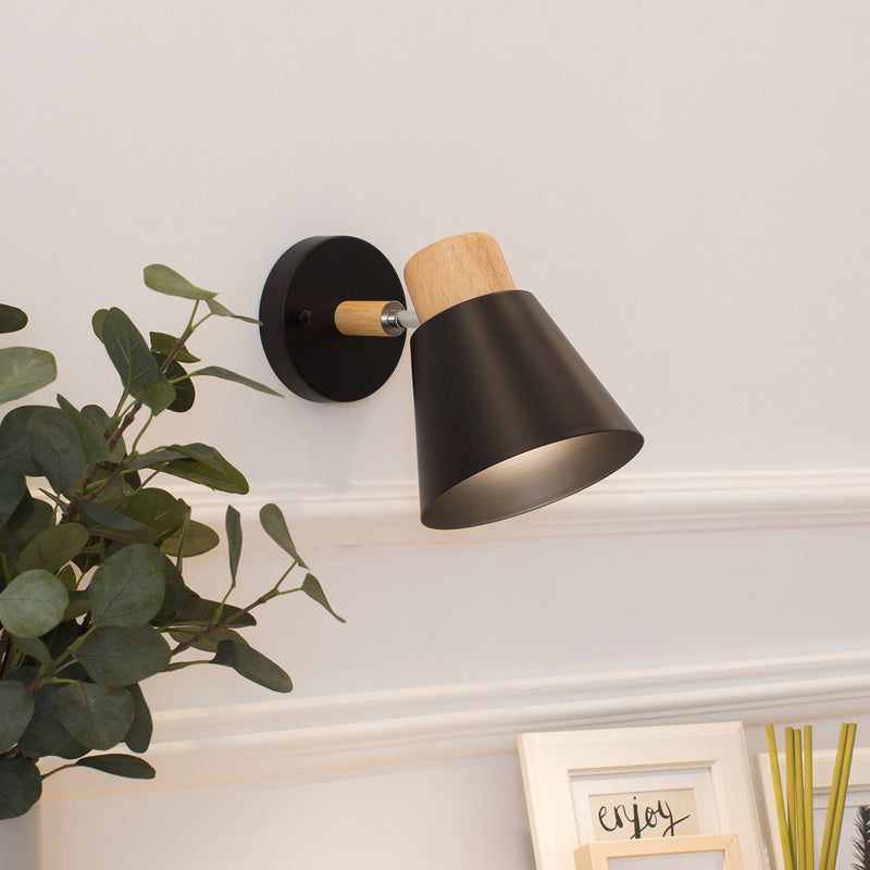 Moderne minimalistische runde Hornform Holz Eisen 1-Licht Wandleuchte für Schlafzimmer 