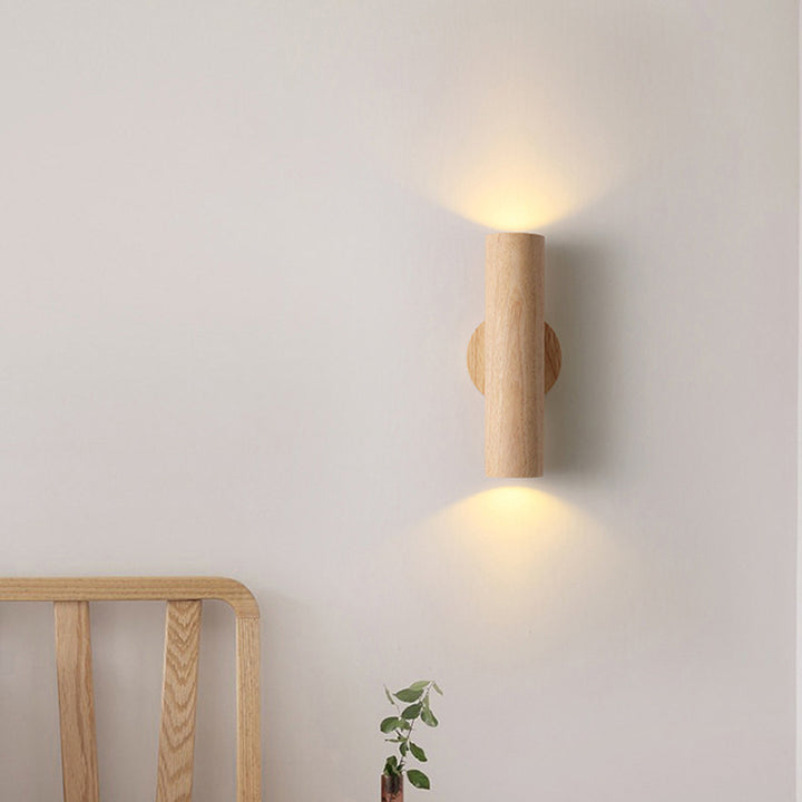 Moderne minimalistische zylindrische Wandlampe aus Gummibaumholz mit Holzmaserung und LED für das Schlafzimmer 