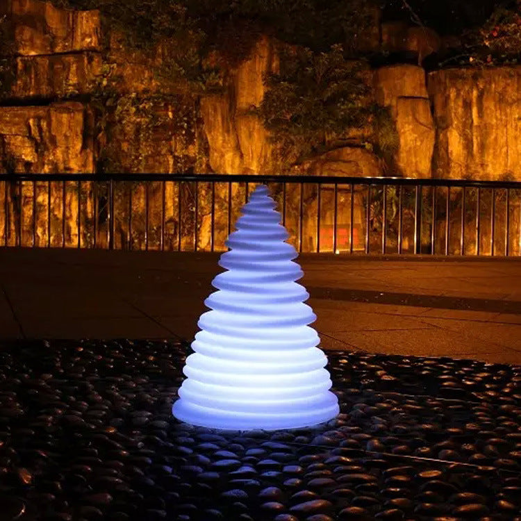 Lumière LED extérieure en plastique rechargeable en forme de sapin de Noël Art Déco moderne pour jardin 