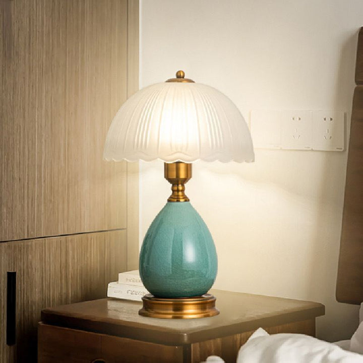Lampe de table 1 lumière pour chambre à coucher avec abat-jour en verre en dôme demi-rond en dentelle européenne traditionnelle et base en céramique en forme de larme 