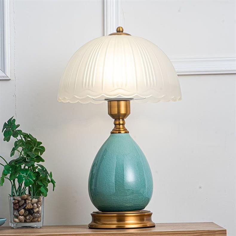 Lampe de table 1 lumière pour chambre à coucher avec abat-jour en verre en dôme demi-rond en dentelle européenne traditionnelle et base en céramique en forme de larme 