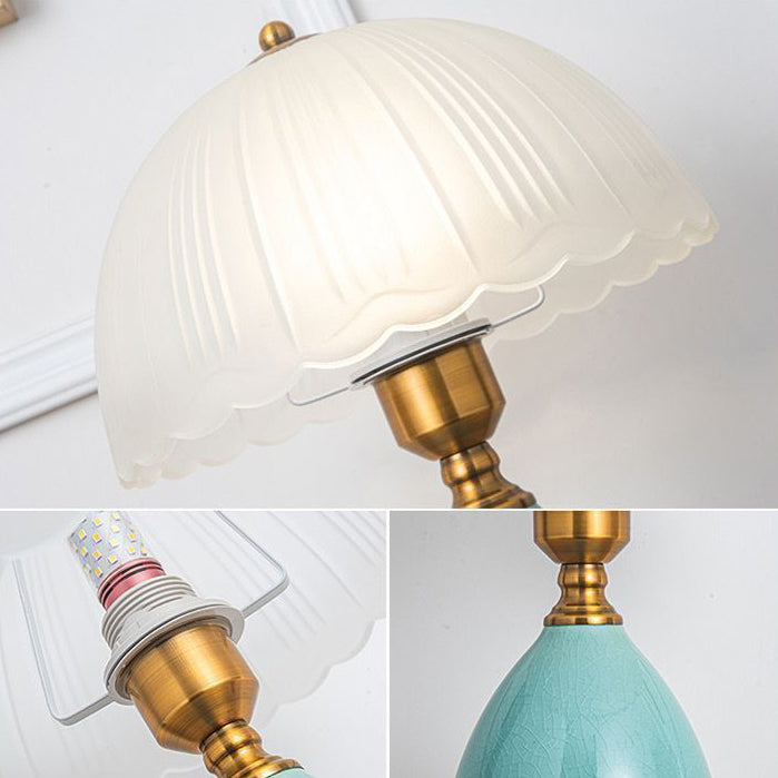 Lampe de table 1 lumière pour chambre à coucher avec abat-jour en verre en dôme demi-rond en dentelle européenne traditionnelle et base en céramique en forme de larme 