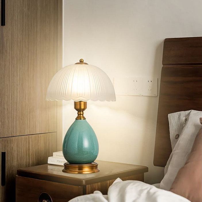 Lampe de table 1 lumière pour chambre à coucher avec abat-jour en verre en dôme demi-rond en dentelle européenne traditionnelle et base en céramique en forme de larme 