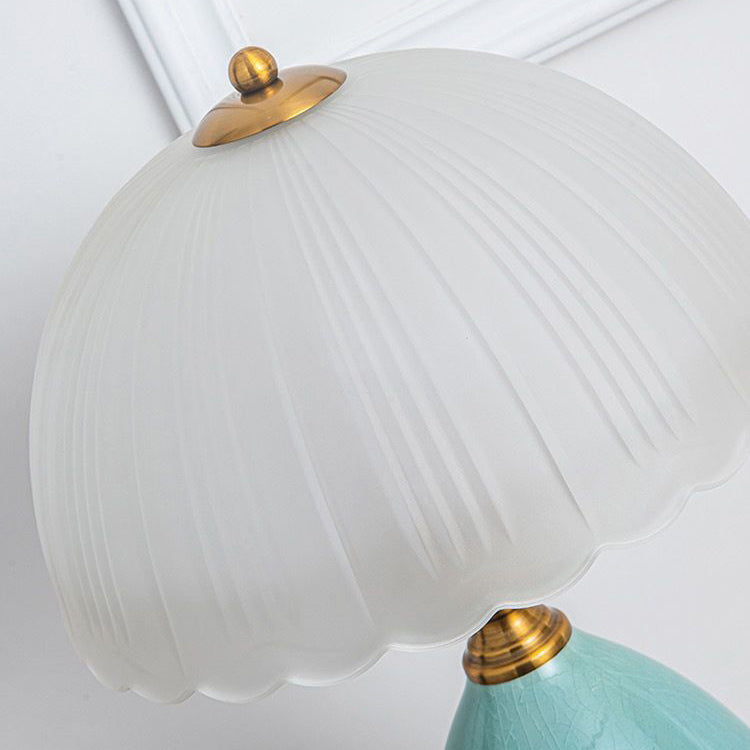 Lampe de table 1 lumière pour chambre à coucher avec abat-jour en verre en dôme demi-rond en dentelle européenne traditionnelle et base en céramique en forme de larme 