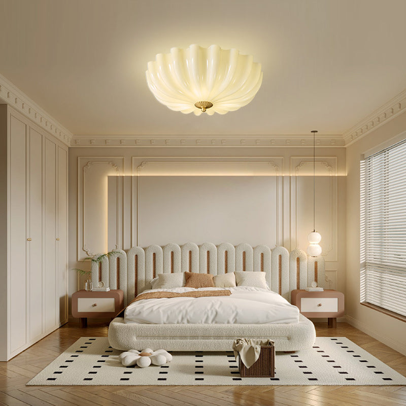 Zeitgenössische nordische Messing-Glas-Blütenblatt-förmige 3/4-Licht-Deckenleuchte für Wohnzimmer oder Schlafzimmer 