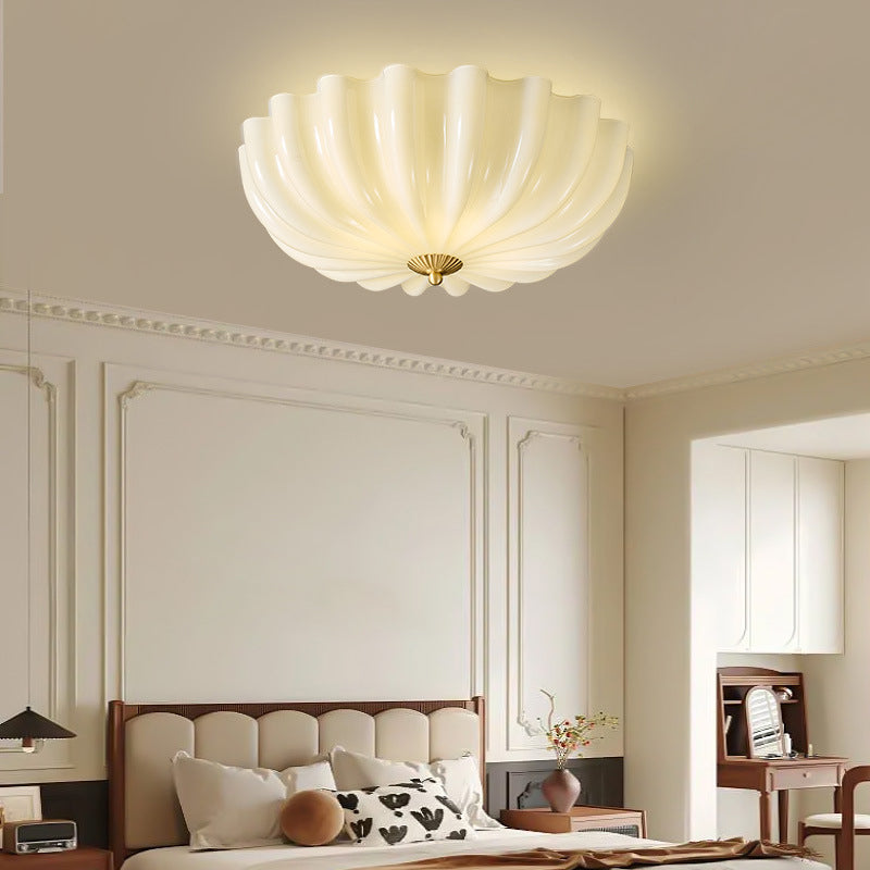 Zeitgenössische nordische Messing-Glas-Blütenblatt-förmige 3/4-Licht-Deckenleuchte für Wohnzimmer oder Schlafzimmer 