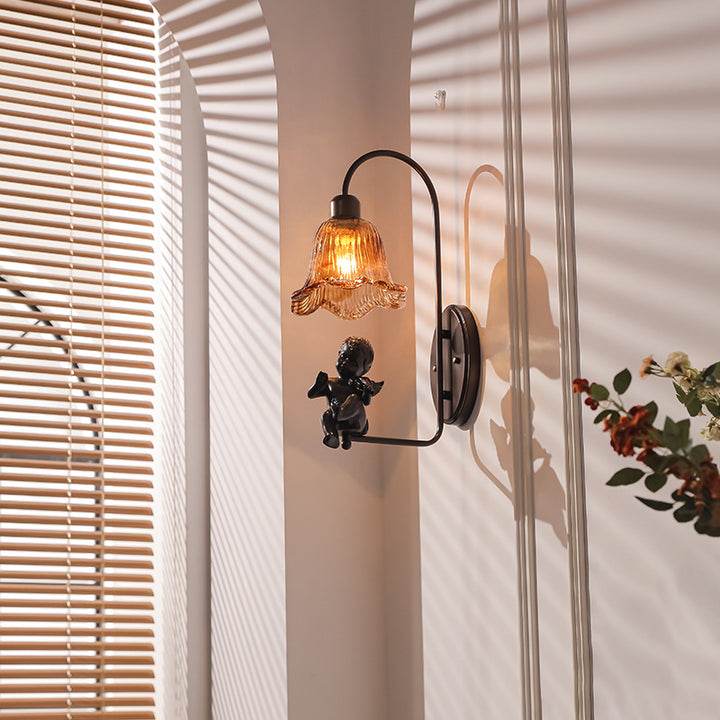 Traditionelle französische Eisenharz-Glas-Blütenblatt-förmige 1-Licht-Wandleuchte für Flur oder Schlafzimmer 