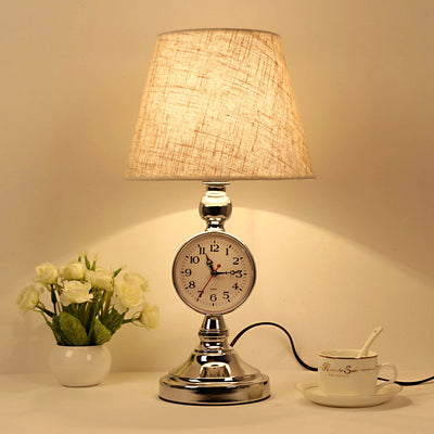 Traditionelle europäische Eisenstoff-Kegelstumpf 1-Licht-Tischlampe für Nachttisch oder Arbeitszimmer 