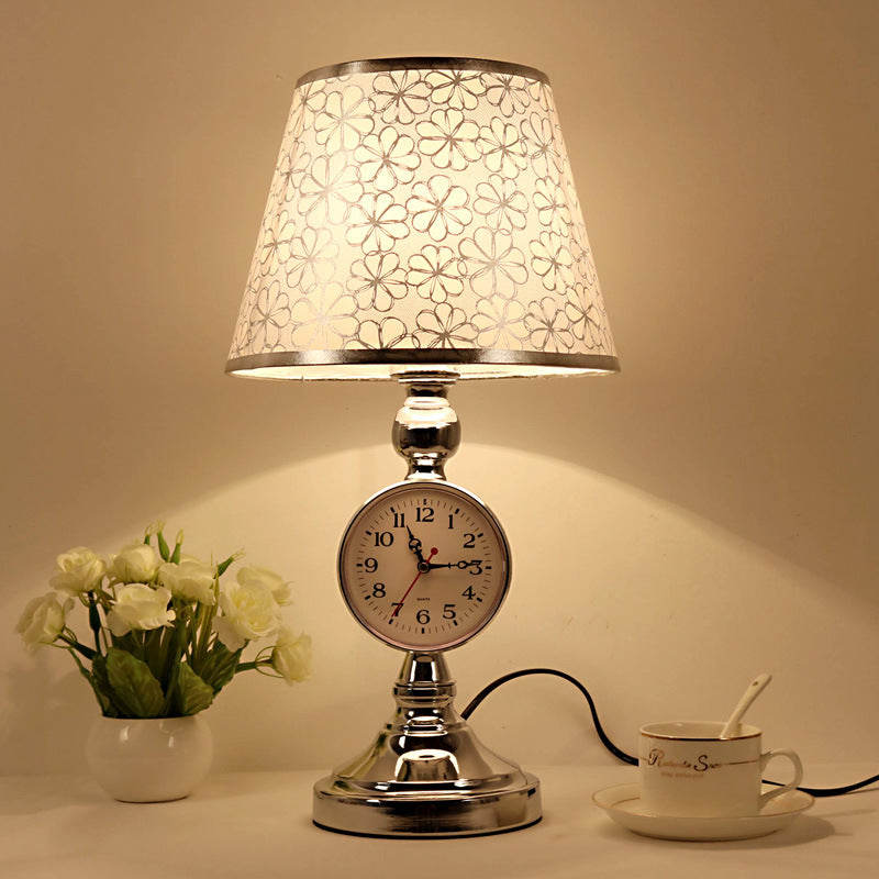Traditionelle europäische Eisenstoff-Kegelstumpf 1-Licht-Tischlampe für Nachttisch oder Arbeitszimmer 
