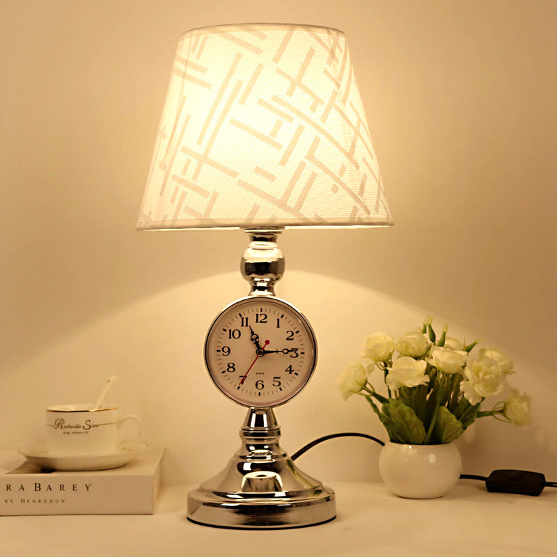 Traditionelle europäische Eisenstoff-Kegelstumpf 1-Licht-Tischlampe für Nachttisch oder Arbeitszimmer 