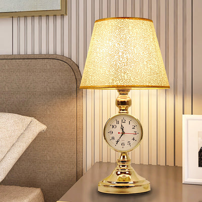 Traditionelle europäische Eisenstoff-Tischlampe mit einem Licht in Form eines gekürzten Kegels für das Schlafzimmer oder das Arbeitszimmer 